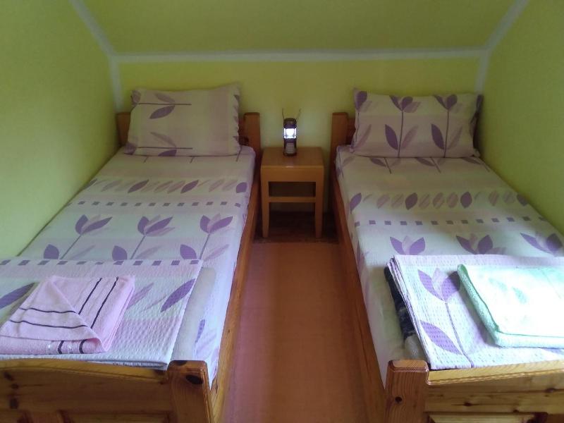 Standard Twin Room with Shared Bathroom image 4