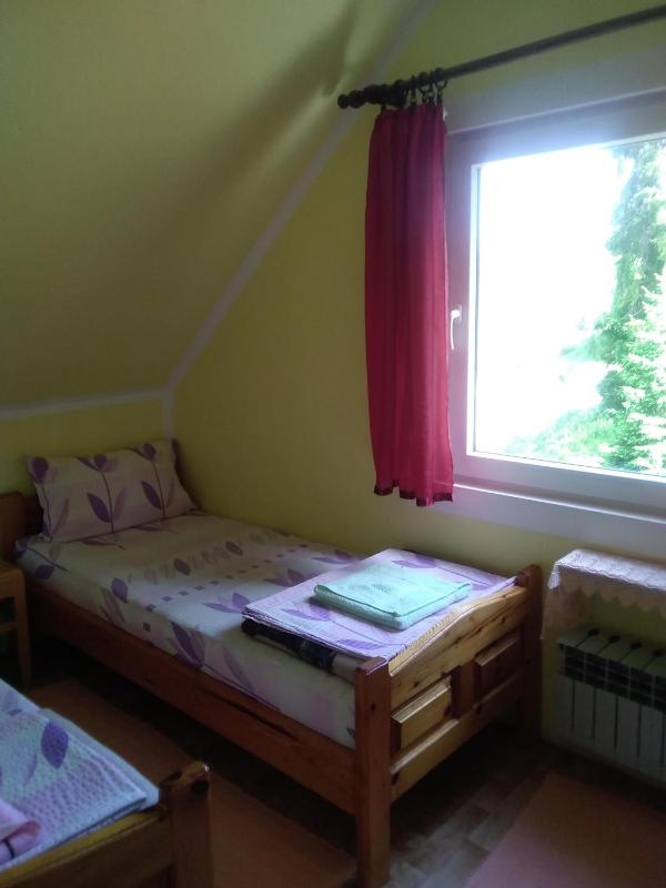 Standard Twin Room with Shared Bathroom image 3