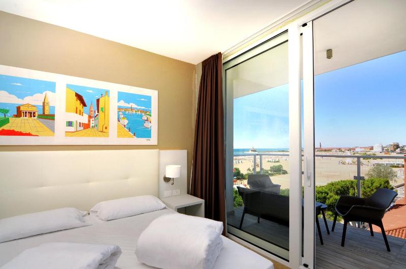 Deluxe Double Room with Side Sea View image 1