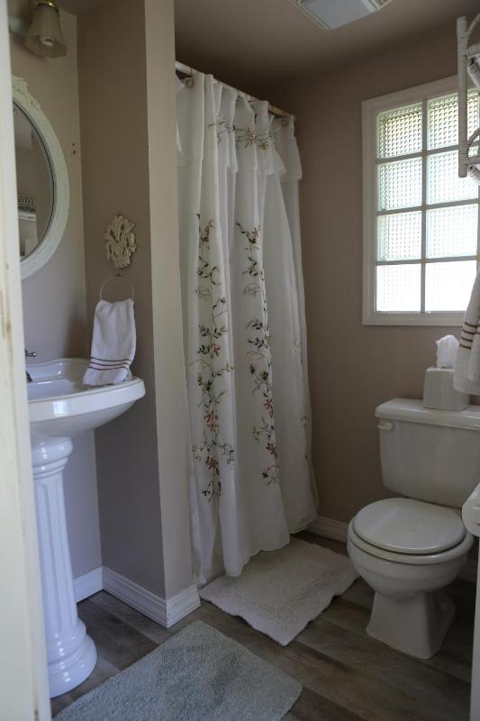 Standard Queen Room image 3