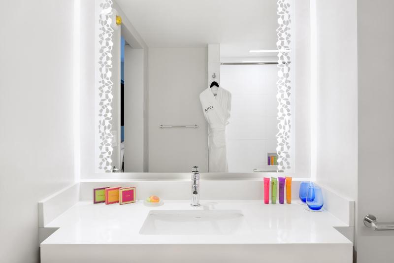 Skyline View Two Queen Beds - ADA Hearing/Visual/Bathtub image 3