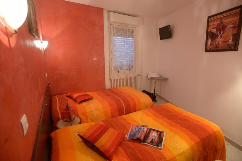 Twin Room image 3