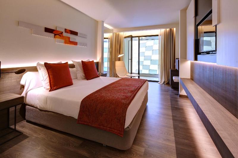 Double Room with Balcony image 4