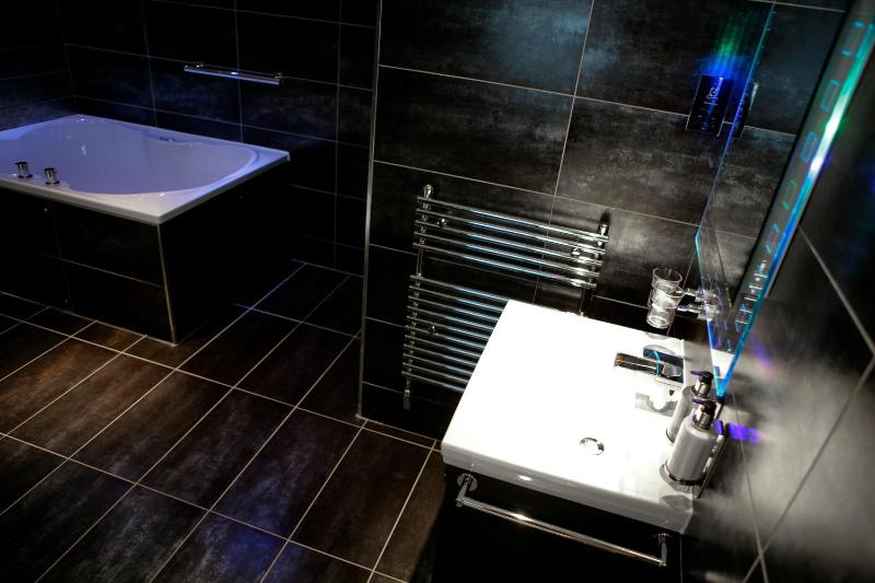 Cartmel King Suite with Spa Bath image 3