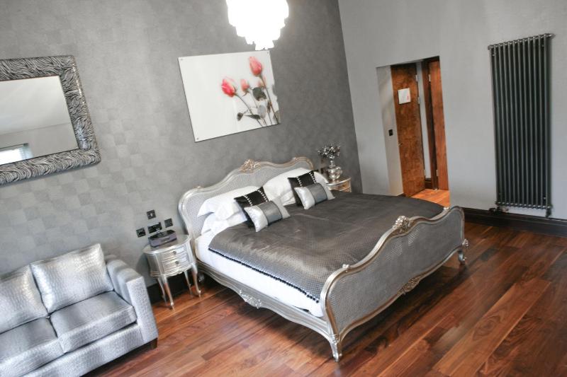 Keswick King Suite with Spa Bath image 4