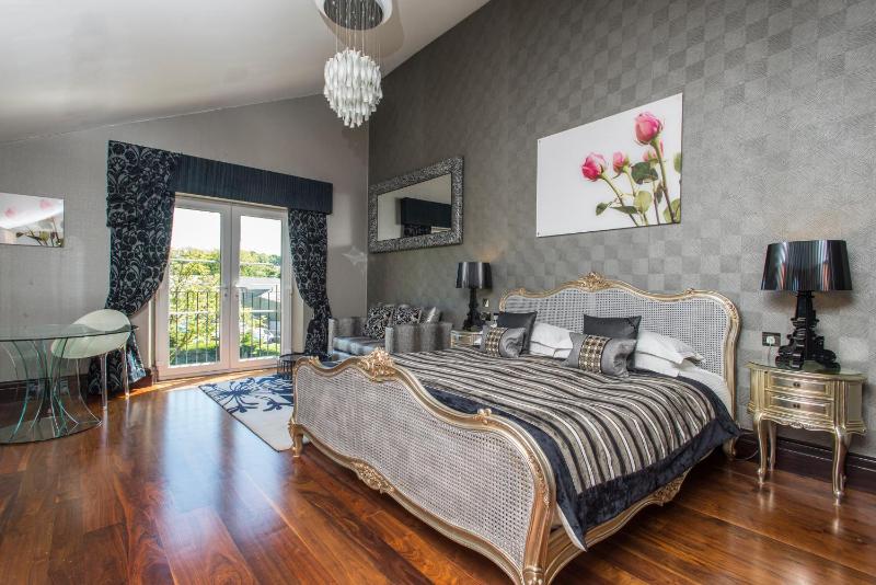 Keswick King Suite with Spa Bath image 1