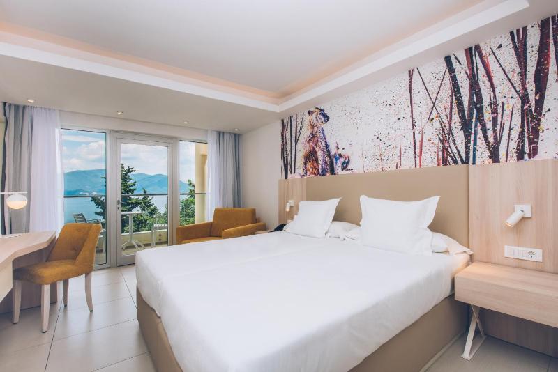 Double Room with Side Sea View image 1