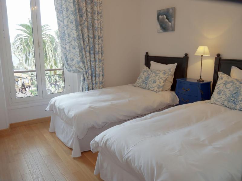 Twin Room image 3