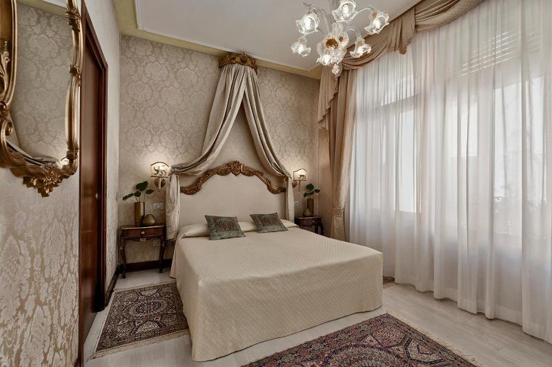 Double Room image 3
