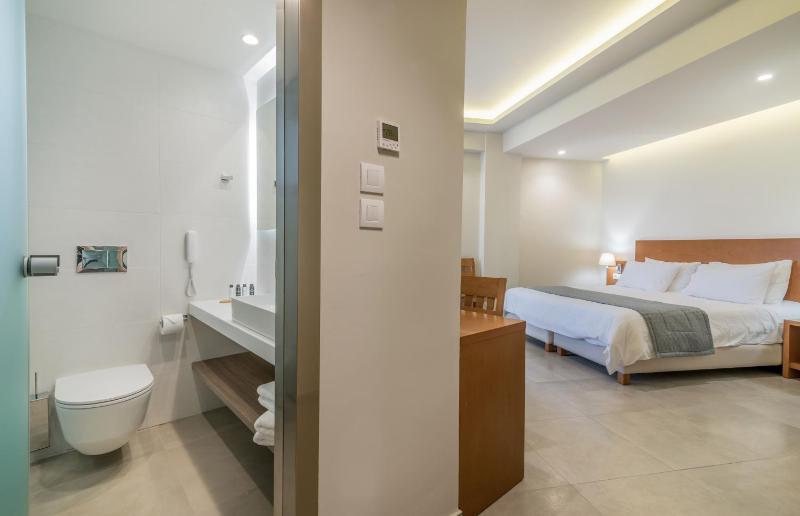 Double Room with Pool View image 3