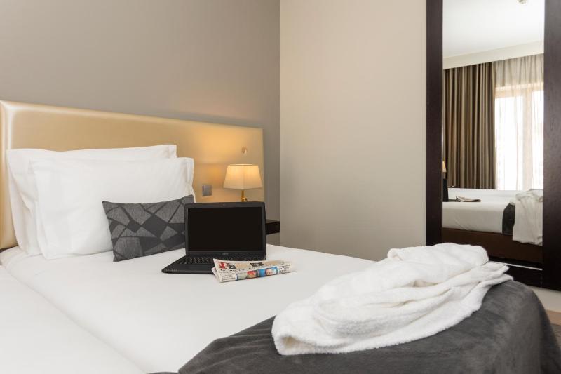 Twin Room image 3