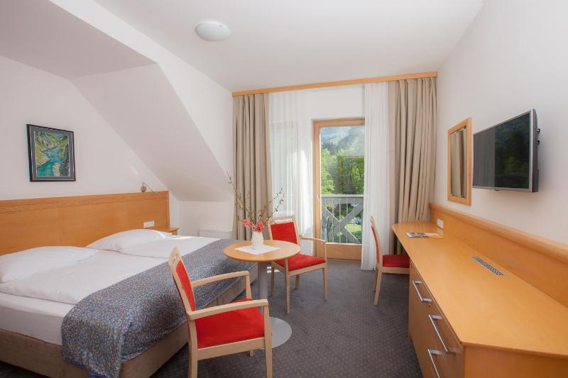 Double Room with Balcony image 4