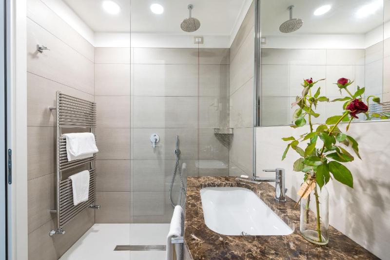 Connecting Family Room image 2