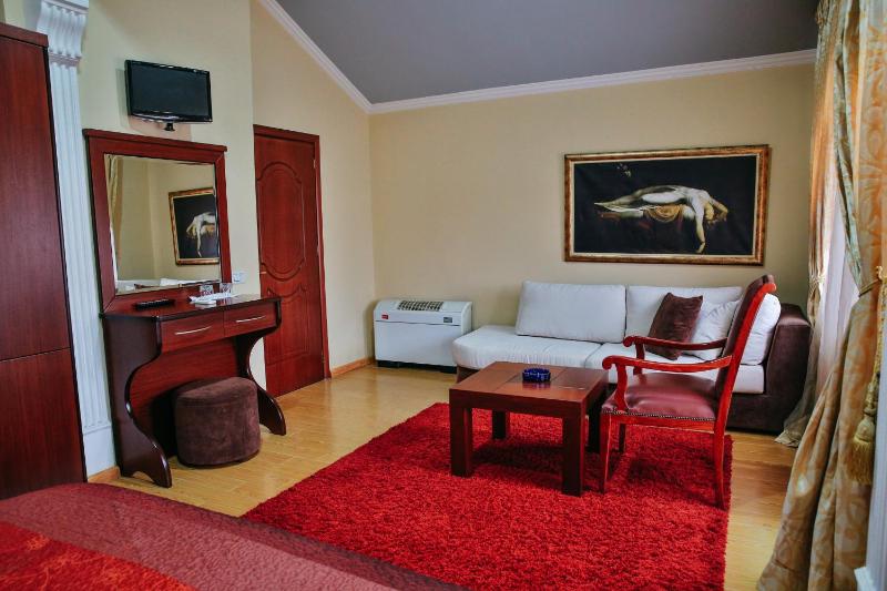 Deluxe Suite image 4