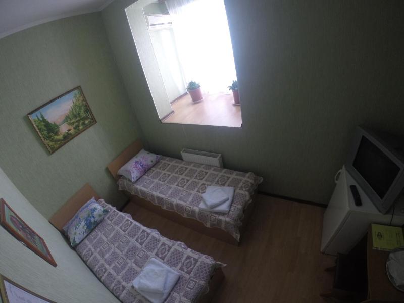 Standard Twin Room image 4