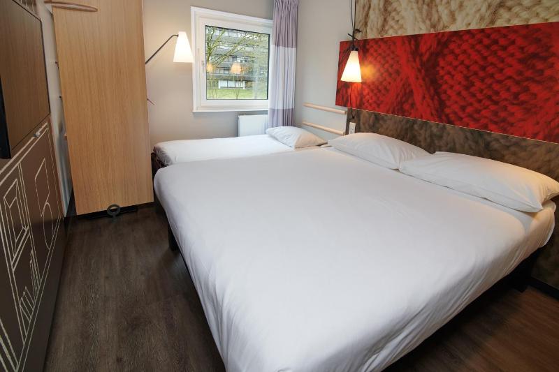 Standard Room with One Double Bed and One Single Bed image 3