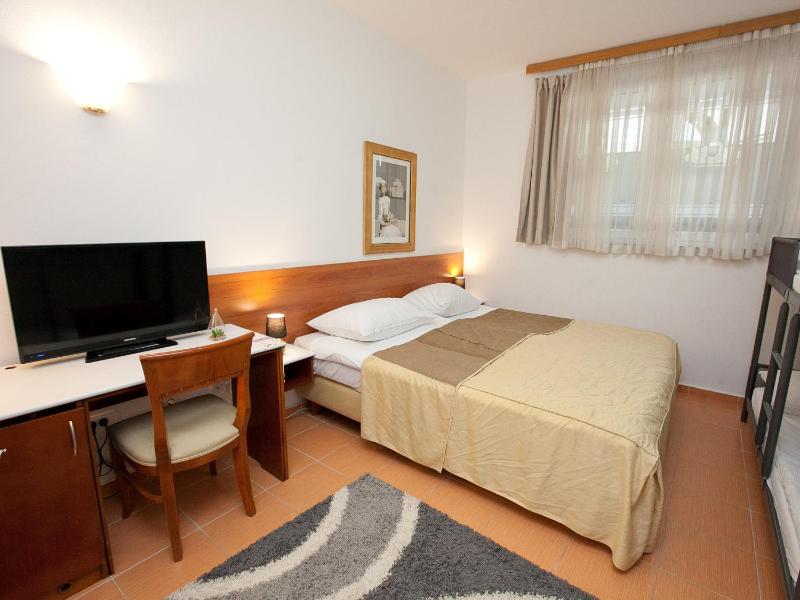 Budget Quadruple Room image 2