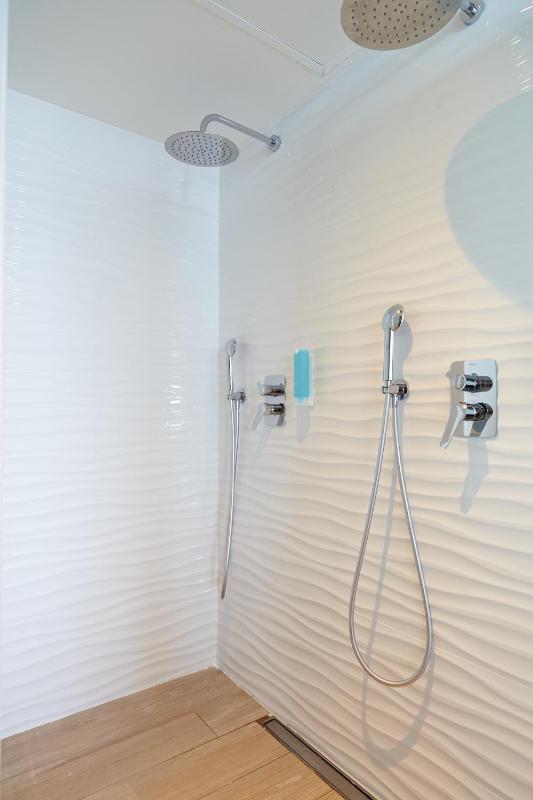 Suite with Sea View and Hot Tub image 4