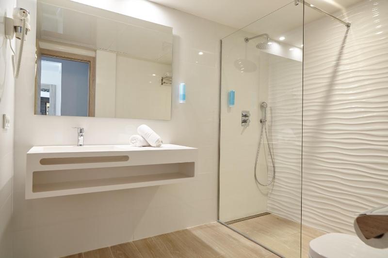 Suite with Lateral Sea View image 2