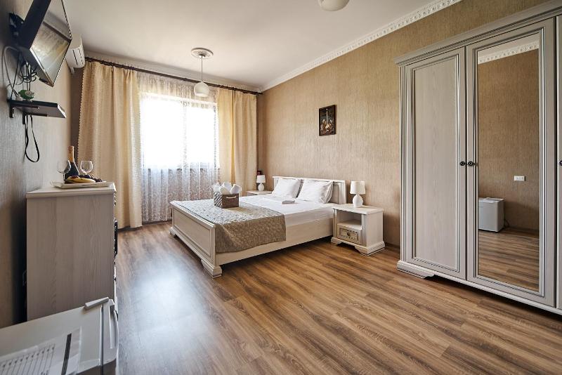 Standard Double Room image 3