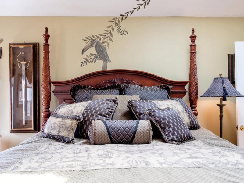 Deluxe King Room image 3