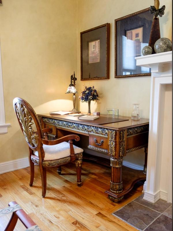 Queen Room with Shared Bathroom image 2