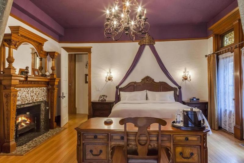 Superior King Suite with Patio image 3