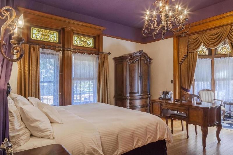 Superior King Suite with Patio image 2