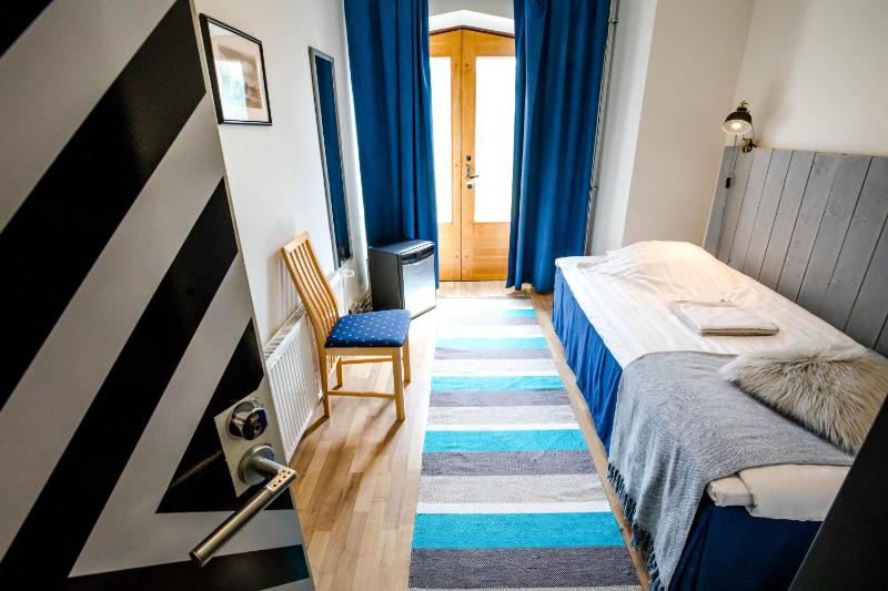 Single Room with Shared Bathroom image 1