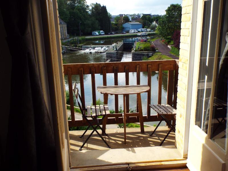 Deluxe Double Room with Balcony image 2