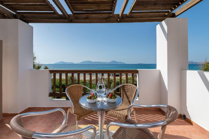 Family Room Superior Side Sea View  image 3