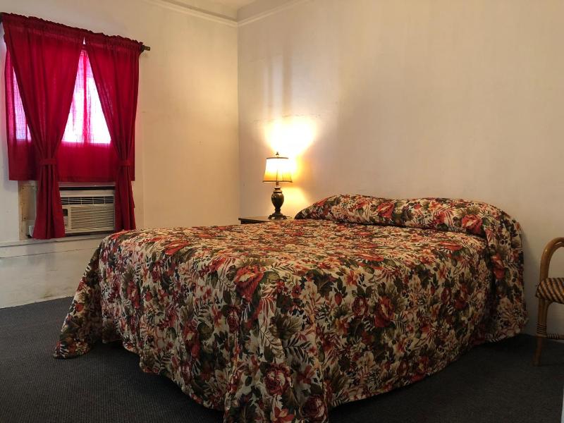 Queen Room image 2