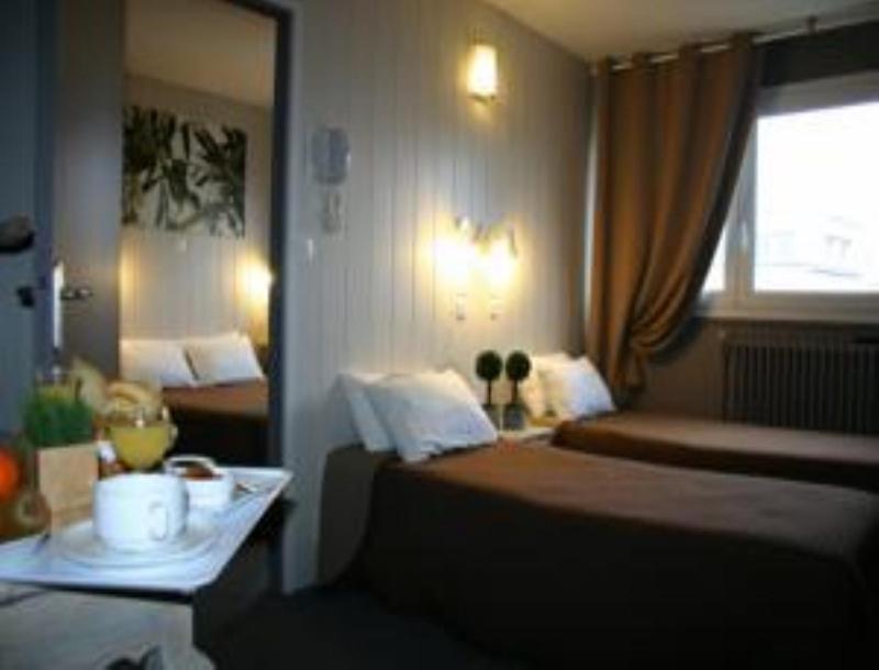 Twin Room image 2