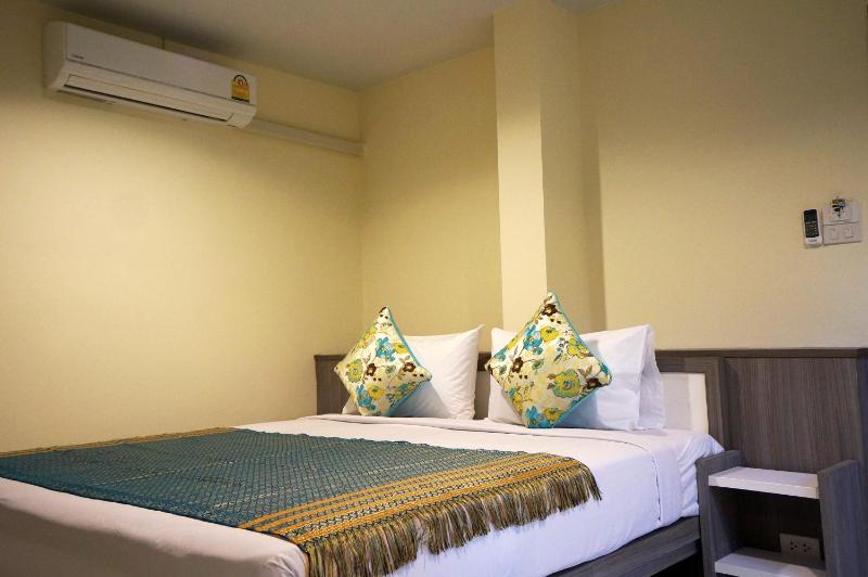 Deluxe Double or Twin Room image 3