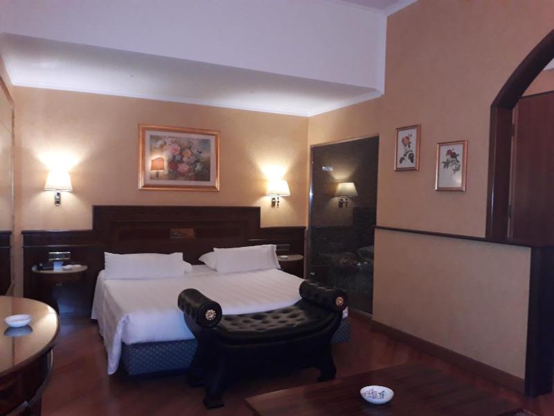 Suite with Spa Bath image 3