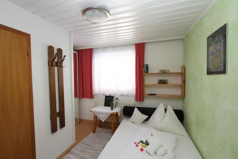 Classic Single Room with Shower image 3