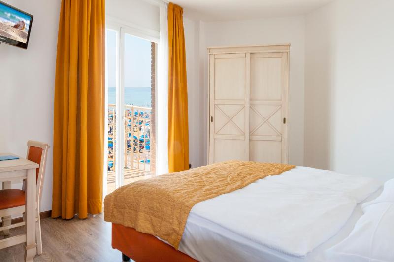 Suite with Sea View (4 Adults) image 1