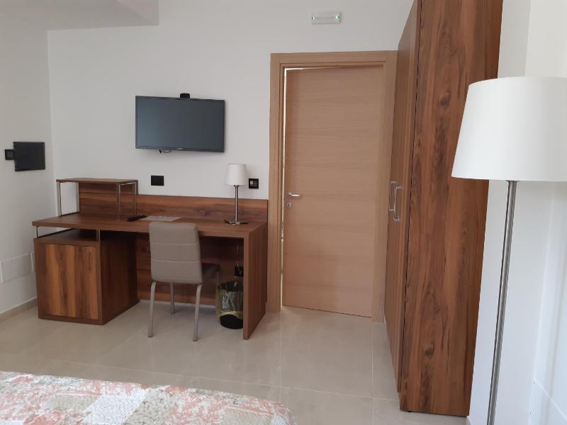 Economy Double Room image 4