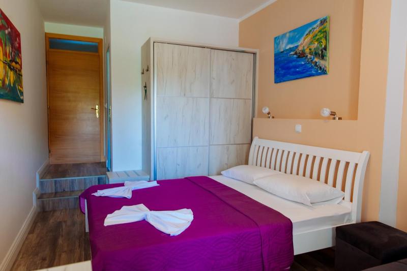 Double Room with Sea View image 4