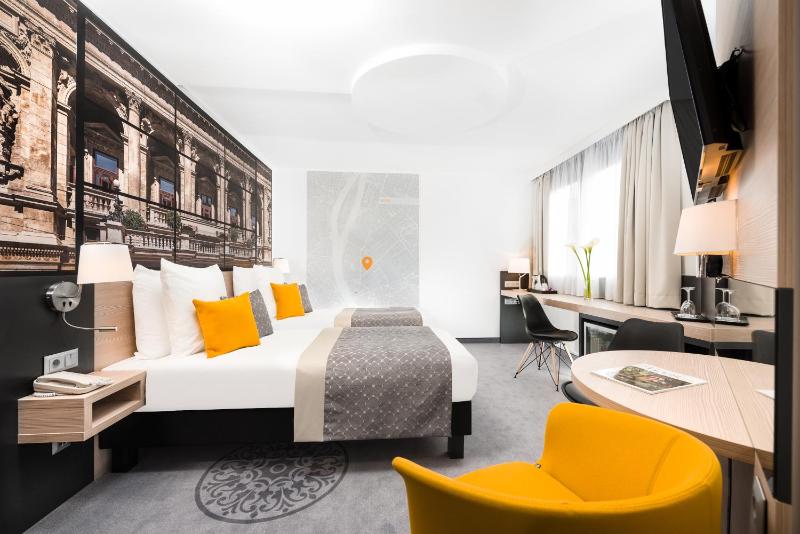 Superior Twin Room image 3
