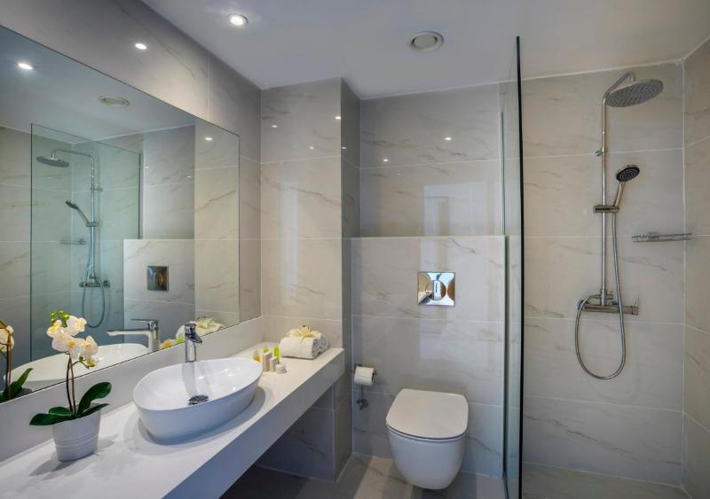 Standard Double or Twin Room with Side Sea View image 2