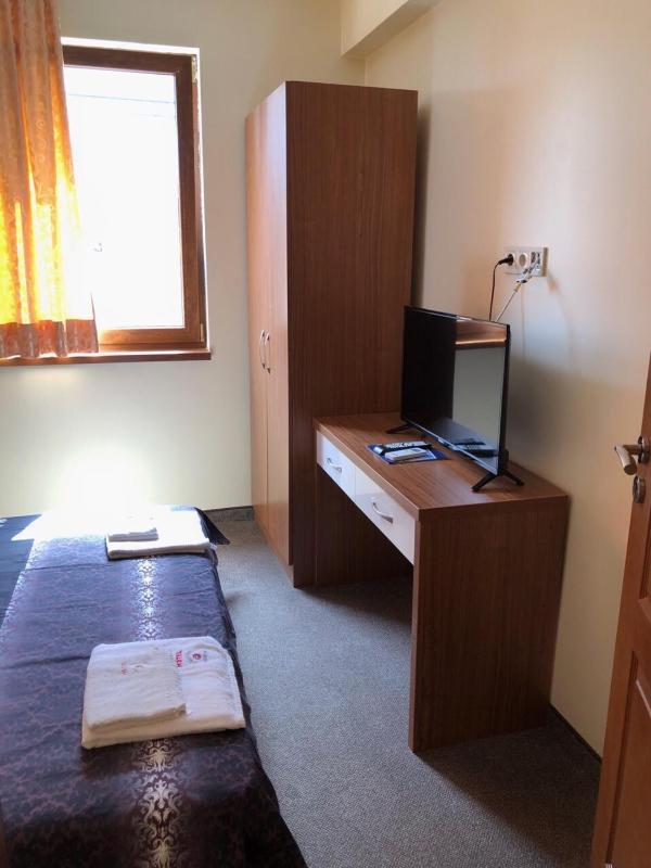 Two-Bedroom Apartment - FREE Parking image 4