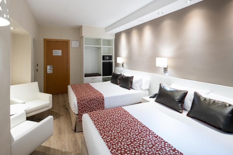 Family Room (2 Adults + 2 Children) image 4