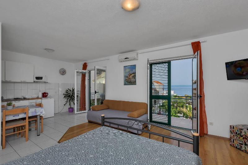 Studio Apartment with Sea View image 3