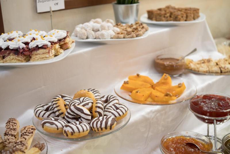 One-Bedroom Suite - with Work Friendly facilities and Free Parking image 4