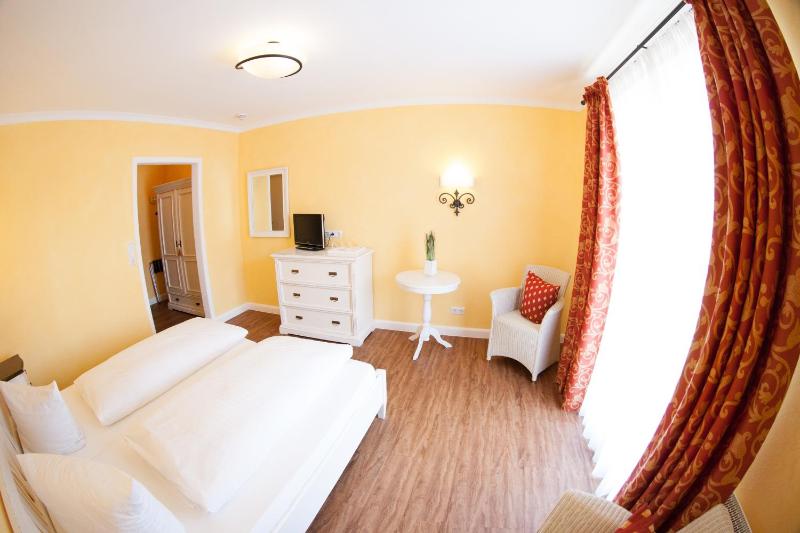 Double Room with Balcony image 2
