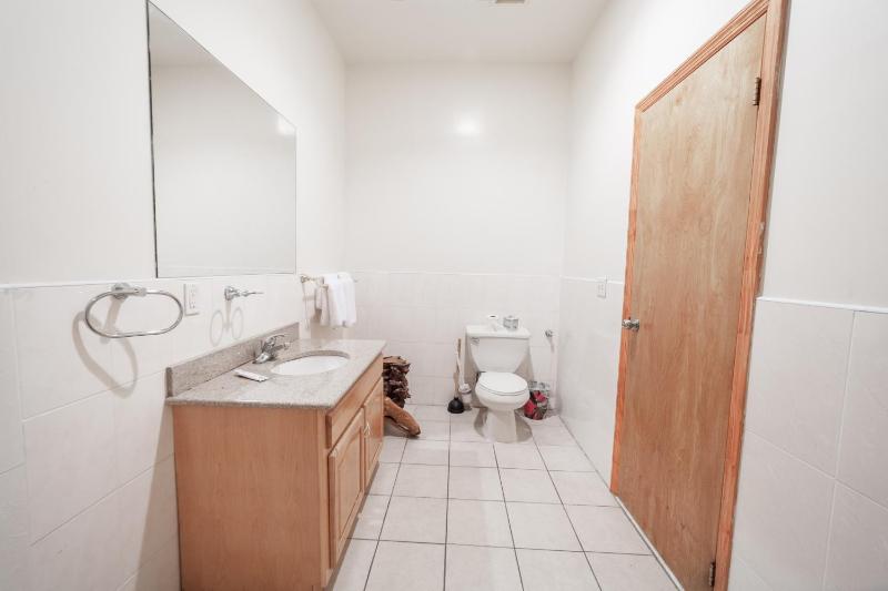 Deluxe Quadruple Room with Private Bathroom image 2