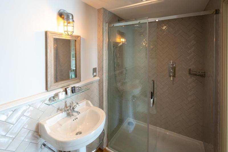 Standard Double Room image 3