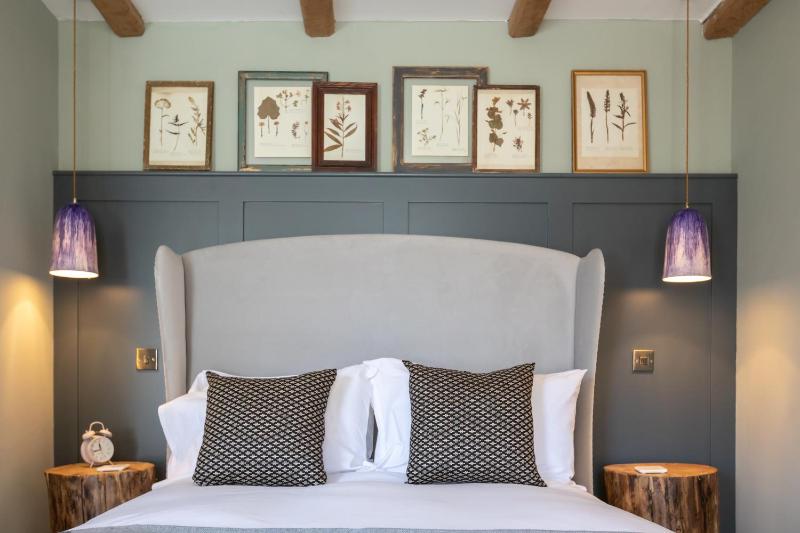 Superior King Room image 3