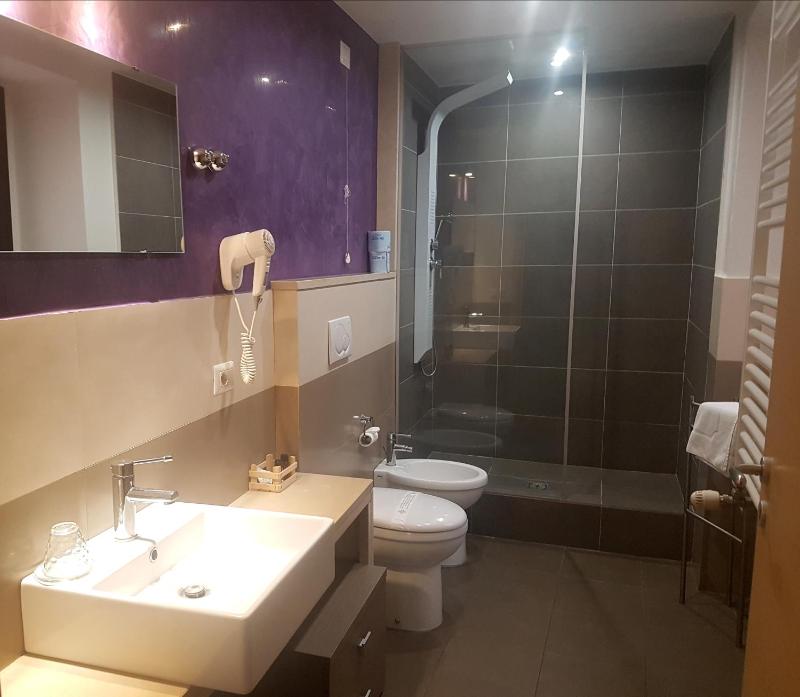 Deluxe Quadruple Room with Balcony image 4
